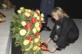 Carme Chacón coloca la corona de flores