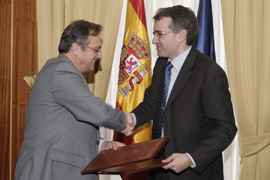 El secretario general de Política de Defensa, Luis Manuel Cuesta, y el director de la AECID, Juan Pablo de Laiglesia durante la firma del acuerdo
