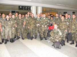 Hombres y mujeres de la unidad de helicópteros LISPUHEL en el aeropuerto de Beirut