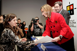 La ministra de Defensa Carme Chacón  entregando los diplomas del Máster de Relaciones Institucionales del IBEI