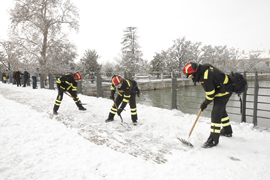La UME interviene en las tareas de limpieza de la nieve en Madrid y Teruel
