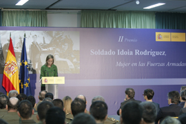 La ministra entrega el Premio Soldado Idoia Rodríguez a la cabo Lucía Peraíta