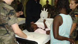 Niña haitiana antes de ser operada en el buque 'Castilla'