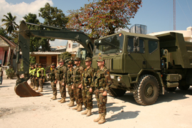 Militares forman ante las zapadoras en Petit Goave (Haití)