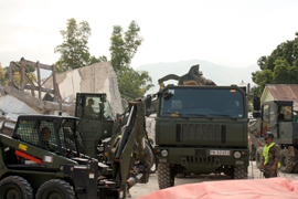 Los militares españoles instalan la primera planta potabilizadora en Haití