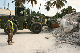 Los militares españoles instalan la primera planta potabilizadora en Haití
