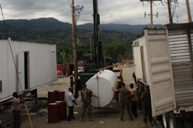 Militares españoles durante la reparación de la central eléctrica