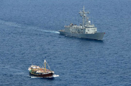 La fragata 'Navarra' da escolta a un barco del PMA