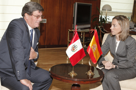 La ministra de Defensa, Carme Chacón, con su homólogo de la República del Perú, Rafael Rey en la sede del Ministerio de Defensa