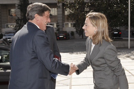 La ministra de Defensa Carme Chacón recibe a su homólogo de la República del Perú, Rafael Rey en la sede del Ministerio de Defensa