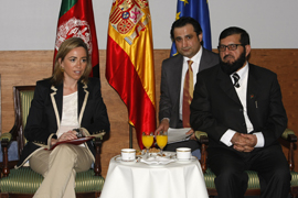 La ministra de Defensa junto al gobernador de Badghis Delbarjan