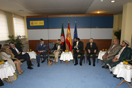 La ministra de Defensa en la reunión junto al gobernador de Badghis Delbarjan y autoridades afganas y de Defensa