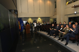 La ministra de Defensa Carme Chacón durante la videoconferencia con el contingente español en Kabul