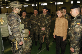 Visita de la ministra de Defensa a la base de la Brigada Paracaidista
