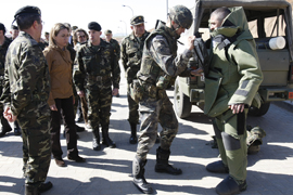 Visita de la ministra de Defensa a la base de la Brigada Paracaidista