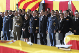 Personalidades civiles y militares asistentes al acto