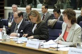 La ministra de Defensa Carme Chacón durante una de las sesiones de trabajo