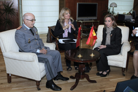 La ministra de Defensa con el teniente general marroquí Abdelaziz Bennani