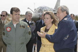 La ministra de Defensa en el curso de vuelo, base aérea de Albacete