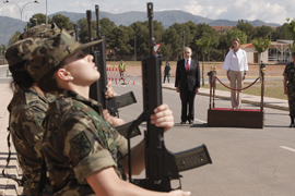 La ministra de Defensa Carme Chacón recibe Honores a su llegada la base Jaime I