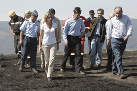 La ministra de Defensa Carme Chacón visita las zonas afectadas por los incendios en Galicia