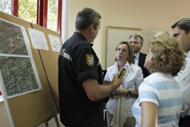 La ministra de Defensa visita el puesto de control de la UME en el incendio de Ontinyent