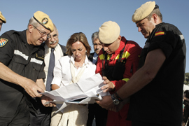 La ministra de Defensa visita el puesto de control de la UME en el incendio de Ontinyent