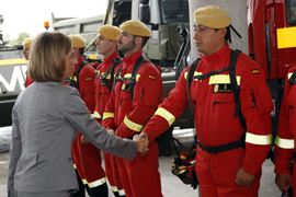 La ministra de Defensa saluda a personal de la UME