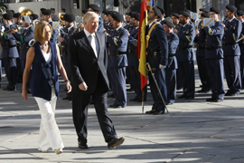 La ministra Chacón pasa revista junto a su homólogo chileno Jaime Ravinet