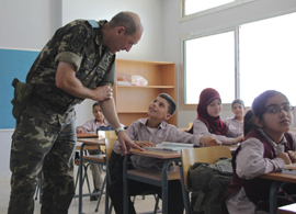 Militares españoles entregan material escolar a niños libaneses