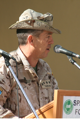 El jefe del contingente, coronel Luis Martínez Trascasa, se dirige a los asistentes