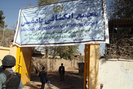 Entrada a la antigua base de Qala i Naw donde se ha celebrado la reunión