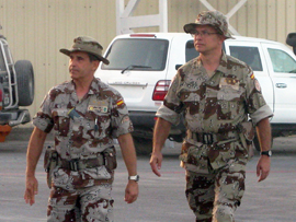 El coronel Isidoro Martínez Pérez y el coronel Jaime Martorell Delgado durante el relevo