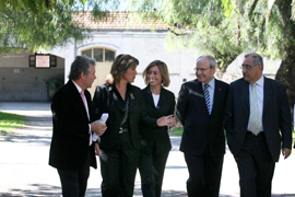 Los participantes en el acuerdo conversan tras la firma del mismo