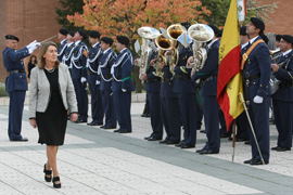 La Subsecretaria de Defensa María Victoria San José pasa revista a la fuerza