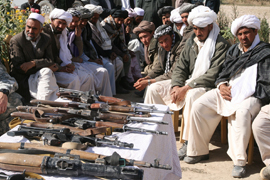 Un grupo de 30 insurgentes afganos entrega sus armas en Qala-i-Naw