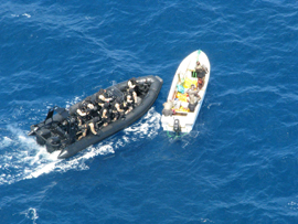 El buque ‘Galicia’ intercepta dos esquifes con 11 presuntos piratas somalíes