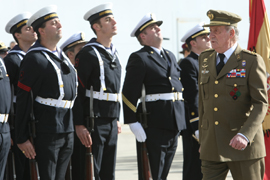 S.M. el Rey pasa revista a la formación