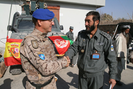 España entrega material a la policía afgana para mejorar su equipamiento
