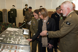 La ministra Chacón durante la exposición de material