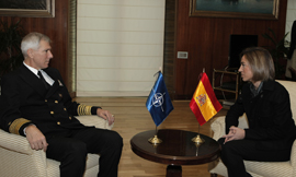 La Ministra de Defensa recibe al almirante Samuel Locklear, comandante de la Fuerza Conjunta Aliada de Nápoles y comandante de las Fuerzas Navales de Estados Unidos en Europa