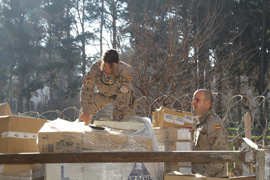 Reparto de juguetes y ropa a la población en Herat
