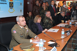 La ministra de Defensa, Carme Chacón, acompañada por el jefe del Estado Mayor del Ejército, Fulgencio Coll Bucher, y el jefe de la Fuerza Terrestre, Virgilio Sañudo Alonso de Celis, durante la visita