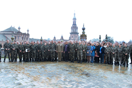 Foto de familia de la ministra de Defensa, Carme Chacón, con el personal del Cuartel General de la Fuerza Terrestre