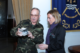 La ministra de Defensa, Carme Chacón, recibe un obsequio  del jefe de la Fuerza Terrestre, Virgilio Sañudo Alonso de Celis