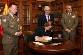 Firma en el libro de honor del Museo del Ejército