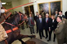 La ministra de Defensa durante su visita al Museo del Ejército