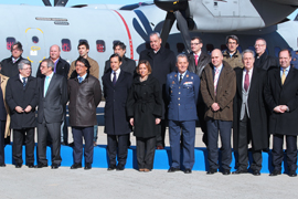 La ministra de Defensa acompañada de los representantes de 22 empresas y fundaciones españolas