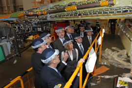 La ministra de Defensa, Carme Chacón, durante su visita a la línea de montaje del A-400 M