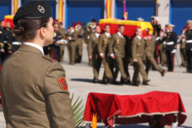 Los compañeros de los fallecidos portan los feretros